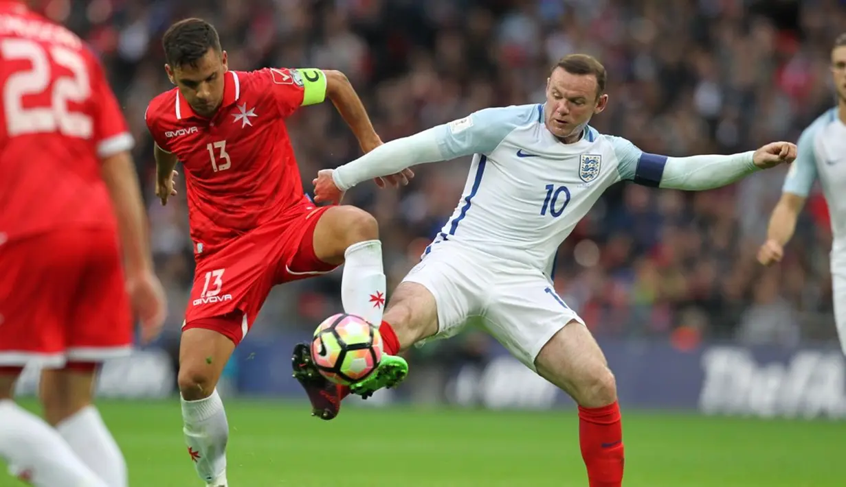 Kapten Inggris, Wayne Rooney (kanan), berebut bola dengan pemain Malta, Andre Schembri, pada laga Grup F kualifikasi Piala Dunia 2018 zona Eropa di Stadion Wembley, London, Sabtu (8/10/2016). (AFP/Ian Kington)