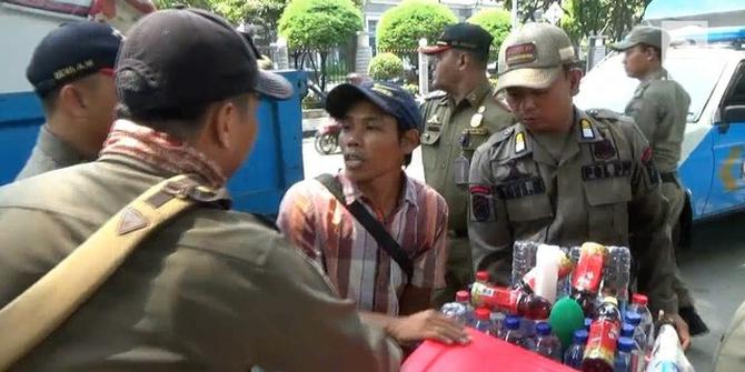 VIDEO: Tak Mau Ditertibkan, PKL Melawan Petugas