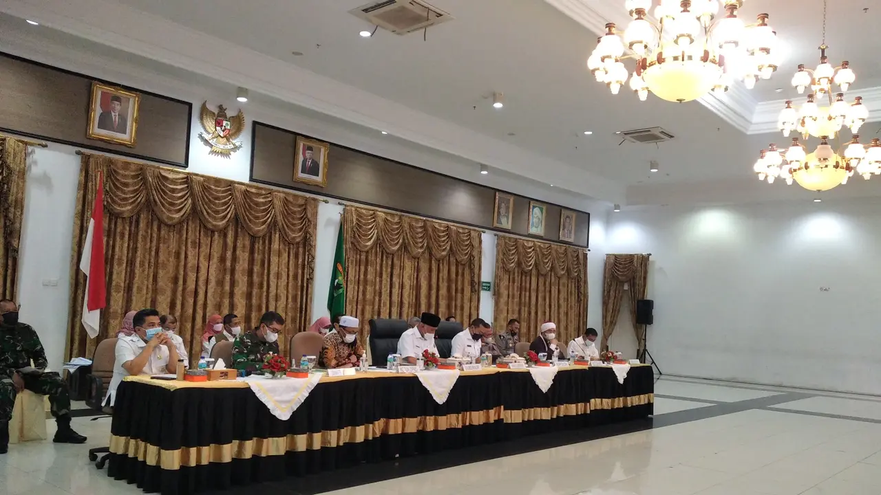 Pemerintah Sumbar bersama instansi terkait melakukan rapat tindaklanjut PPKM mikro. (Liputan6.com/ Novia Harlina)