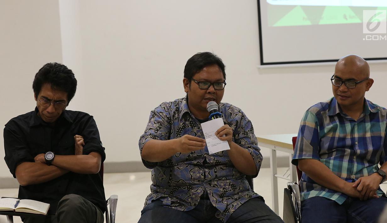Ki Joyo Sardo (tengah) dan para aktivis 98 saat menjadi pembicara dalam talkshow 20 tahun (Belum Tuntasnya) Reformasi di Kampus UI Salemba, Jakarta, Sabtu (19/5). Talkshow membahas Anti KKN, Supremasi Hukum dan Dwifungsi ABRI. (Liputan6.com/Fery Pradolo)