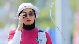 Atlet andalan Indonesia itu tampil tenang dan konsisten sepanjang pertandingan hingga memastikan posisi tertinggi di podium. Diananda sukses mengungguli pemanah Vietnam, Trieu Huyen Diep, yang harus puas dengan medali perak. (Bola.com/Bagaskara Lazuardi)