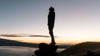 Ilustrasi berdiri teguh, merenung, berpikir. (Photo by Steve Halama on Unsplash)