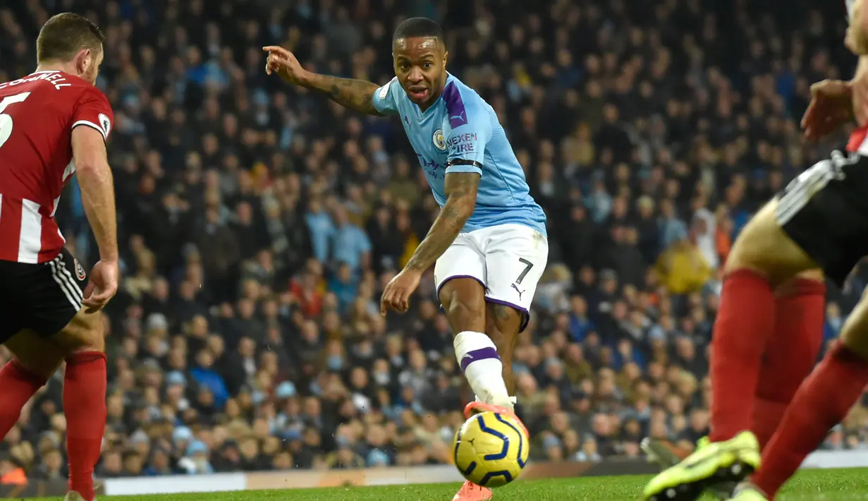 Winger Manchester City, Raheem Sterling melakukan bidikan saat menjamu Sheffield United pada laga pekan ke-20 Liga Inggris di Etihad Stadium, Minggu (29/12/2019). Manchester City menang dengan skor 2-0 sekaligus menghentikan rekor tandang tak terkalahkan tamunya Sheffield United. (AP/Rui Vieira)