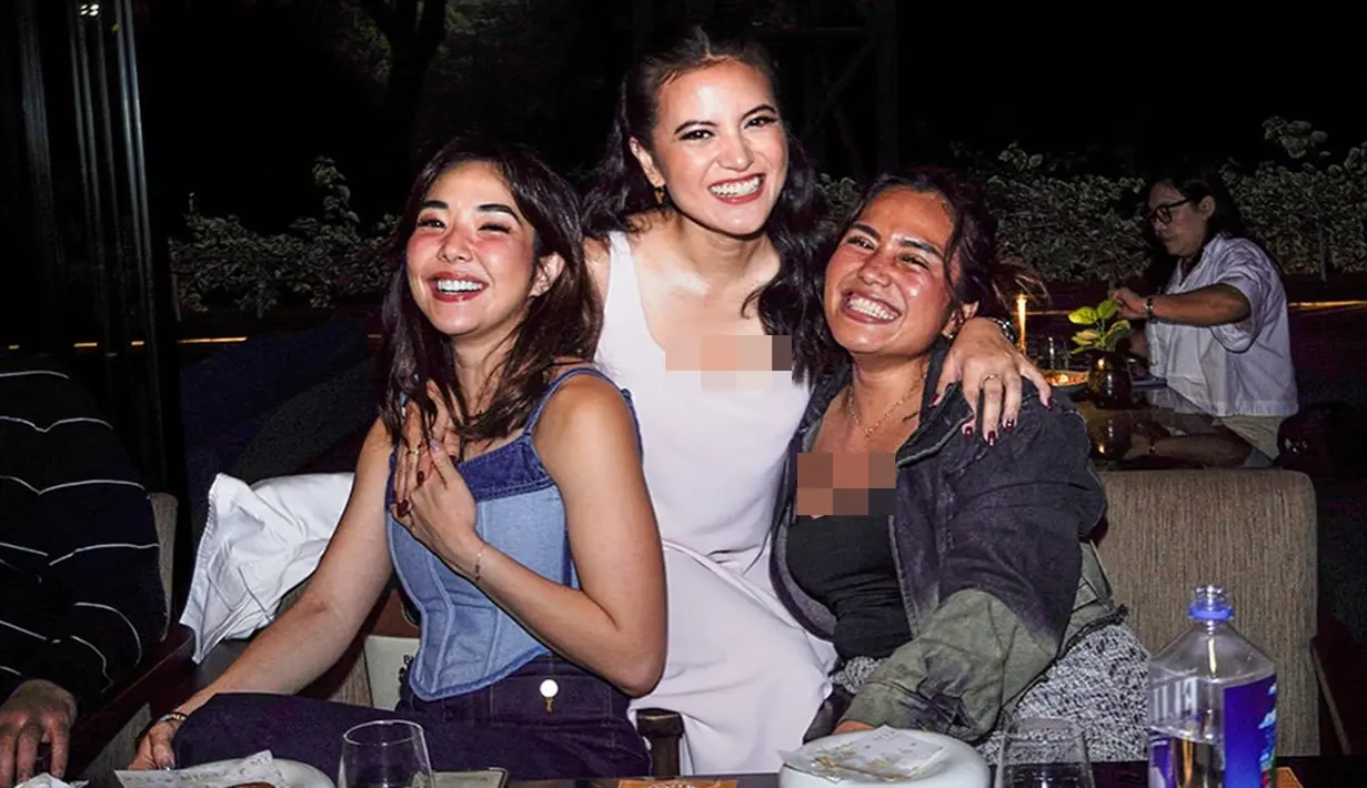 Meski sederhana, terlihat perayaan ultah Marsha Aruan berlangsung dalam suasana yang hangat dan akrab. Di antara para tamu, kehadiran Gisella Anastasia juga mencuri perhatian. Dia tampil stylish dengan tanktop denim yang dipadukan dengan celana jeans. (Liputan6.com/IG/@aruanmarsha)