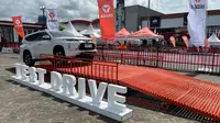 New Mitsubishi Pajero Sport melewati salah satu obstacle yang disediakan di area test drive IIMS 2025. (Liputan6.com/Septian Pamungkas)