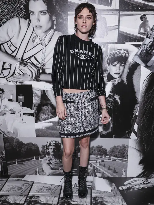 Kristen Stewart berpose menghadiri koleksi busana Chanel Spring/Summer 2023 selama Paris Fashion Week di Paris pada Selasa, 4 Oktober 2022. Aktris berusia 32 tahun itu memilih sweater bisbol yang dihiasi logo rumah mode mewah dengan rok mini bouclé. (Photo by Vianney Le Caer/Invision/AP)