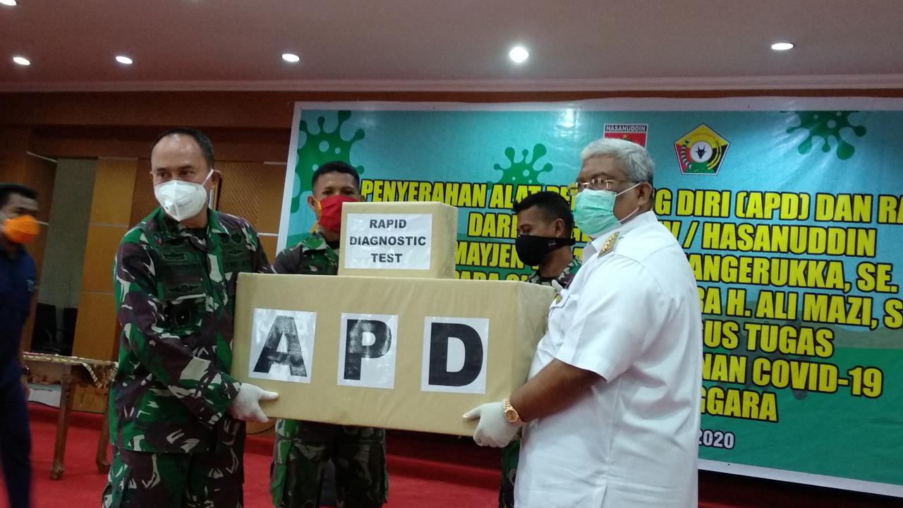 Saat Pandemi Corona Covid-19, Pangdam XIV Hasanuddin Mayjen TNI Andi Sumangerukka memberikan bantuan APD kepada Pemprov Sultra, Rabu (8/3/2020).(Liputan6.com/Ahmad Akbar Fua)