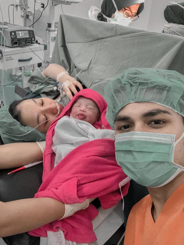 Resmi Jadi Orang Tua, Ini 6 Potret Rizky Alatas dan Adzana Momong Anak