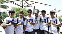 Para pebalap Yamaha Asia berkesempatan berfoto bersama dengan ayah Valentino Rossi, Graziano Rossi. (Yamaha Indonesia)