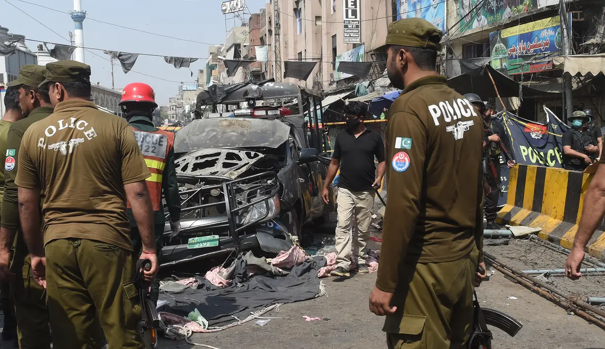 Pejabat keamanan memeriksa lokasi ledakan bom di luar tempat suci umat muslim Sufi, Lahore, Pakistan, Rabu (8/5/2019). Hingga saat ini kepolisian masih menyelidiki ledakan yang terjadi di salah satu masjid Sufi terbesar di Asia tersebut. (ARIF ALI/AFP)