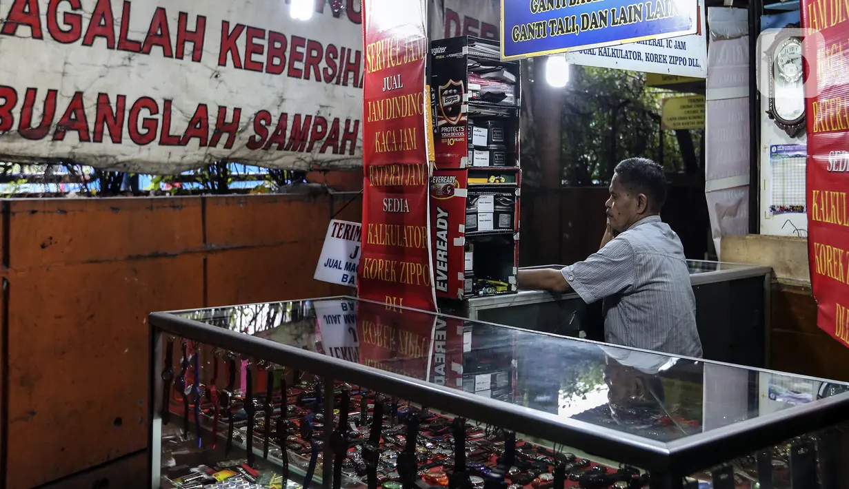 Pedagang jam menunggu pembeli di kawasan Blok-M, Jakarta, Senin (14/3/2022). Menurut Jubir Pemerintah untuk Penanganan COVID-19 Reisa Broto Asmoro, peralihan pandemi ke endemi tak bisa lepas dari jumlah kasus harian dan angka kematian rendah serta tingkat keterisian RS. (Liputan6.com/Johan Tallo)