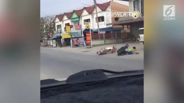 Video kecelakaan seorang bocah laki-laki tertabrak motor saat bermain bola di jalanan terekam kamera warganet.