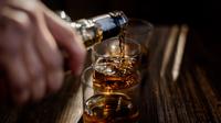Mengonsumsi terlalu banyak alkohol semasa hidupmu bisa jadi salah satu penyebab dari kelupaan bahkan demensia. (Foto dok: Freepik/freepic.diller).