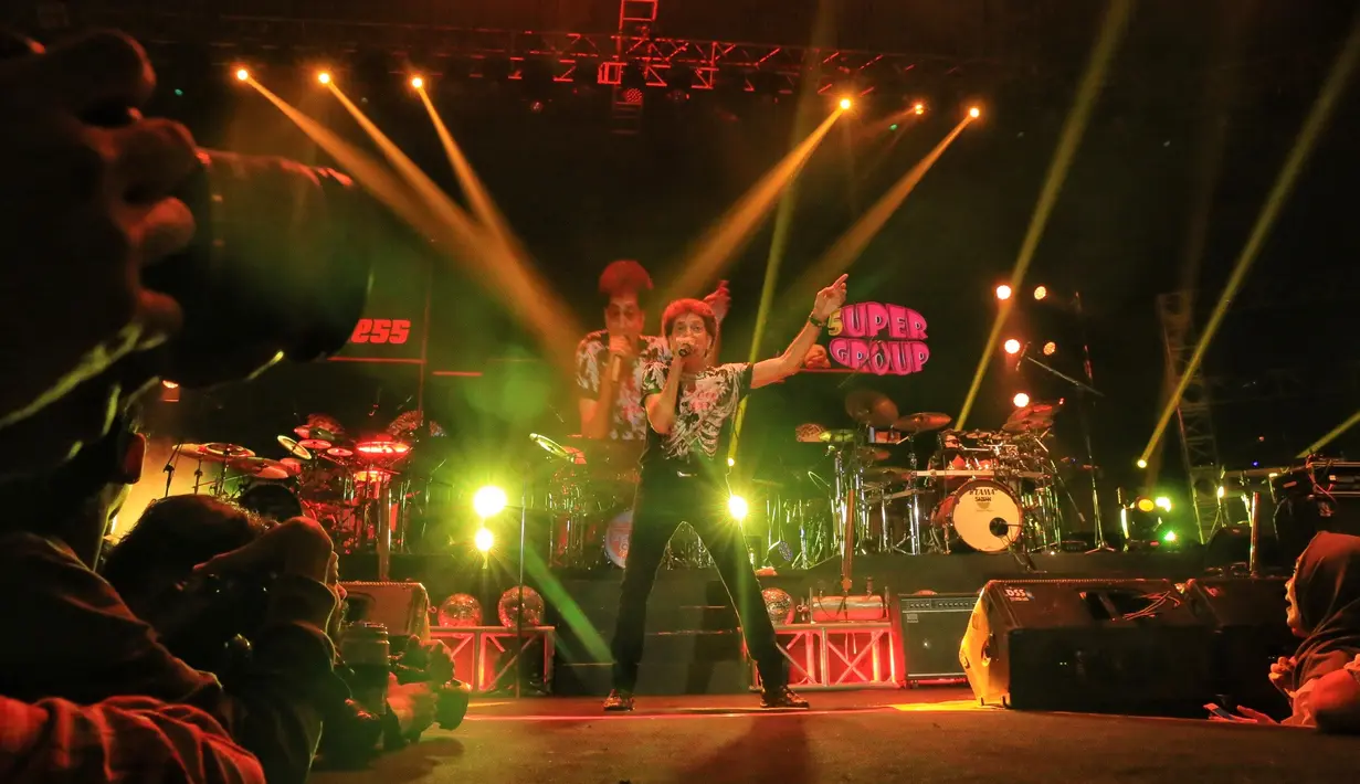 Sebelum melanjutkan lagu berikutnya, penyanyi yang biasa disapa Iyek ini mempersembahkan lagu karya Yocki Suryoprayogo yang berjudul Menjilat Matahari. Ia mengungkapkan doa dan harapan agar pencipta lagu tersebut segera sembuh. (Adrian Putra/Bintang.com)