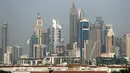 Penampakan Hotel Gevora (tengah), yang menjadi hotel tertinggi di dunia, di Sheikh Zayed Road, Dubai, Minggu (11/2). Hotel ini menyediakan empat restoran, kolam renang terbuka, fasilitas Jacuzzi, klub kesehatan, spa mewah, dan gimnasium. (KARIM SAHIB/AFP)