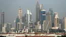 Penampakan Hotel Gevora (tengah), yang menjadi hotel tertinggi di dunia, di Sheikh Zayed Road, Dubai, Minggu (11/2). Hotel ini menyediakan empat restoran, kolam renang terbuka, fasilitas Jacuzzi, klub kesehatan, spa mewah, dan gimnasium. (KARIM SAHIB/AFP)