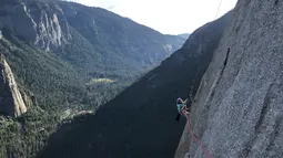 Selah Schneiter saat memanjat tebing El Capitan di Taman Nasional Yosemite, California, Amerika Serikat, 10 Juni 2019. Panjat tebing sudah mendarah bagi keluarga Schneiter. (Michael Schneiter via AP)