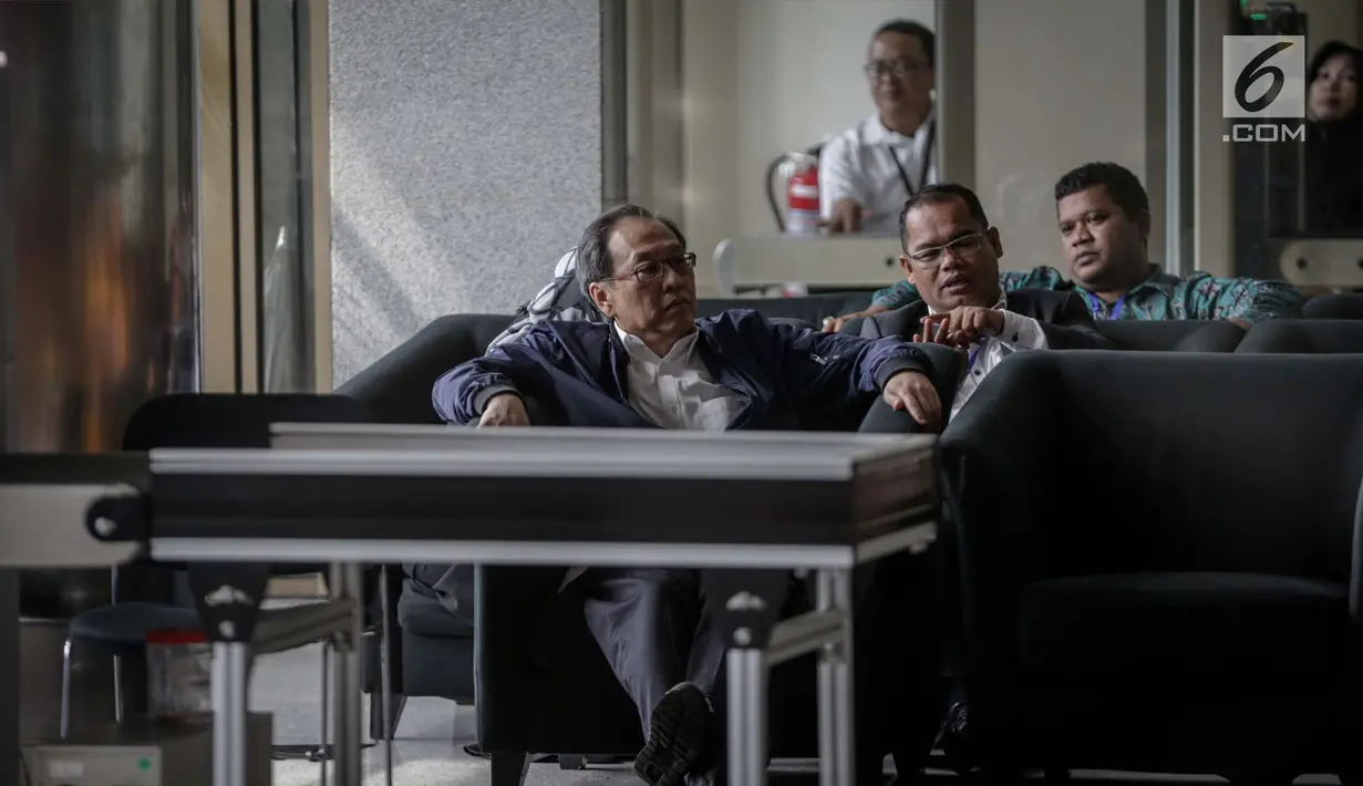 Pengusaha Made Oka menunggu untuk menjalani pemeriksaan di Gedung KPK, Jakarta, Senin (20/11). Mantan bos Gunung Agung ini menjalani pemeriksaan sebagai saksi dalam kasus korupsi pengadaan proyek e-KTP. (Liputan6.com/Faizal Fanani)