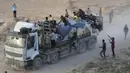 Pengungsi Palestina membongkar truk pengangkut yang membawa bantuan kemanusiaan di dekat Nuseirat di Jalur Gaza Tengah pada 18 Mei 2024. (Foto: AFP)