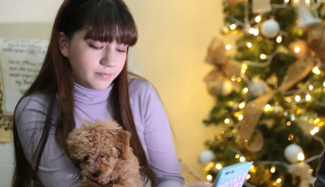 "Saya pengen disayangin hahaha. Aku nggak minta apa-apa soal barang, aku udah ada semua yang aku pengen. Mungkin aku pengen jadi orang lebih baik lagi, jadi aku mintanya bukan sama papa mama, tapi sama Tuhan," kata Cassandra Lee.(Adrian Putra/Bintang.com)