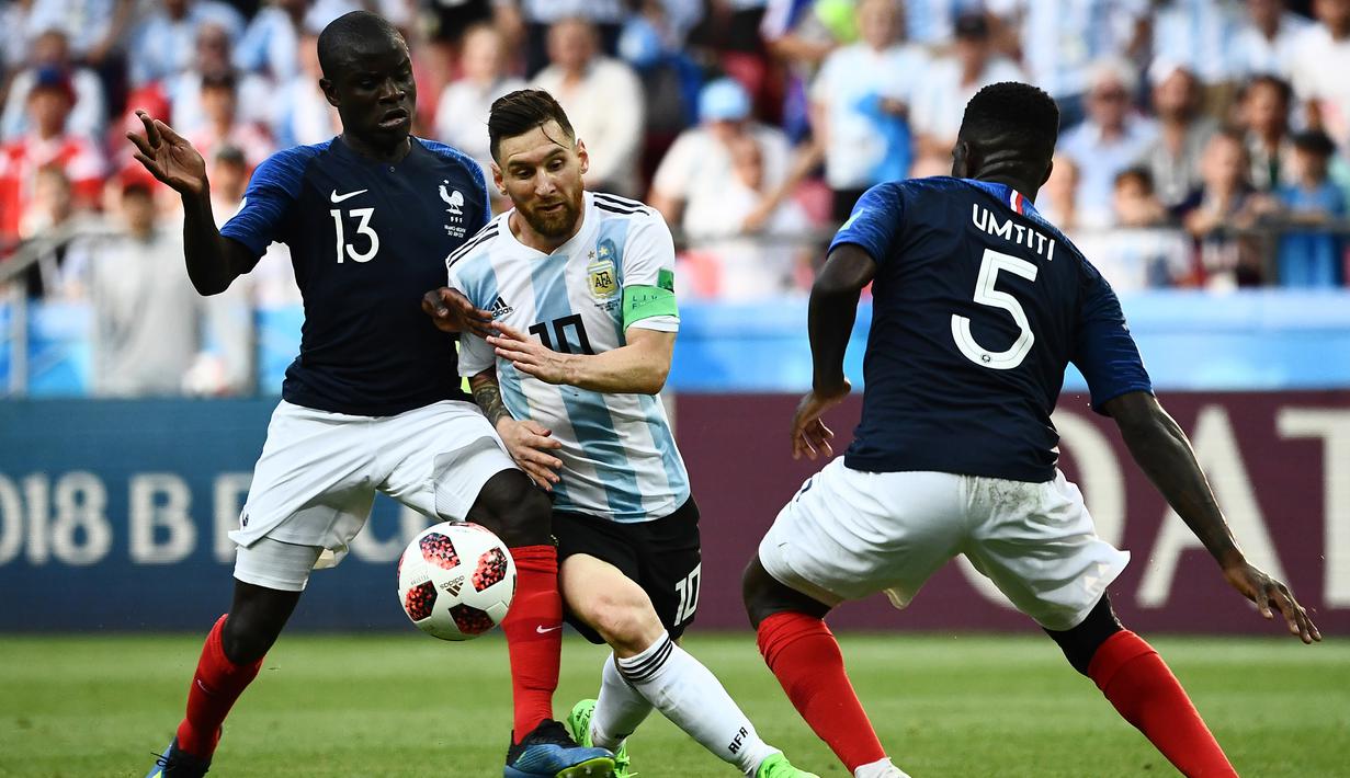 Gelandang Argentina, Lionel Messi, berusaha melewati kepungan pemain Prancis pada laga 16 besar Piala Dunia di Kazan Arena, Kazan, Sabtu (30/6/2018). Prancis menang 4-3 atas Argentina. (AFP/Jewel Samad)