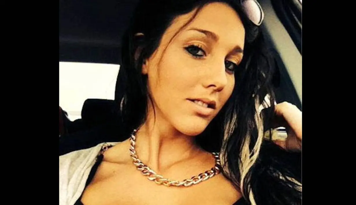 Stephanie Beaudoin menghadapi lebih dari 100 tuntutan atas kasus perampokan di Arthabaska dan Maple, dua kota kecil di Kanada. Perempuan cantik itu dituduh 42 kali menerobos masuk properti orang lain. (Dailymail)