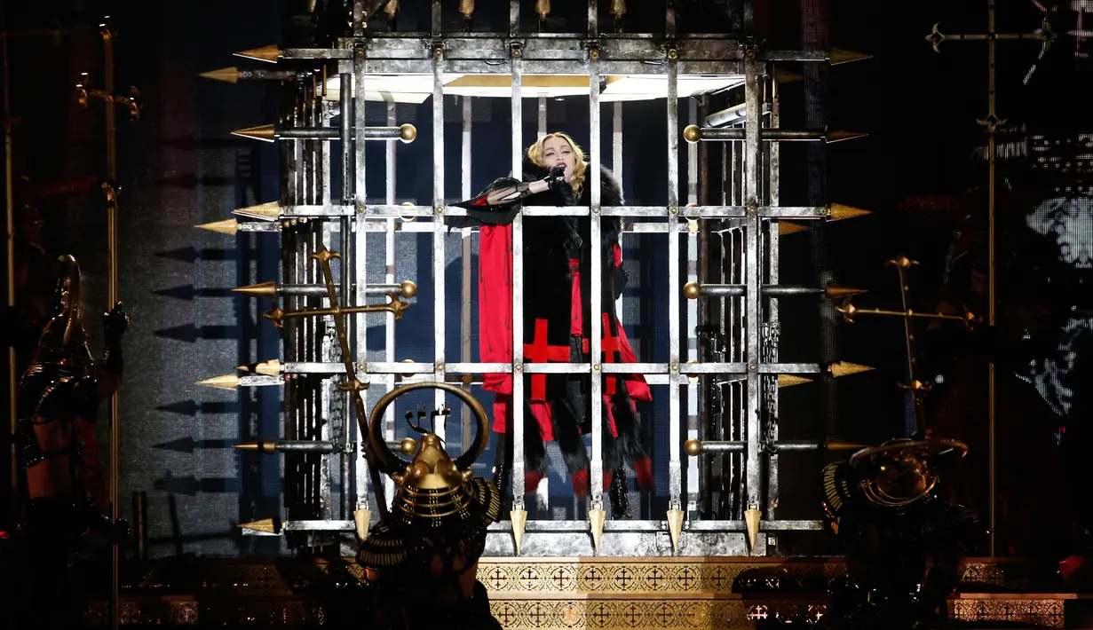 Sebelumnya, Madonna baru saja selesai menggelar konsernya di AccorHotels Arena dalam rangka tur keliling dunia Rebel Heart Tour, Paris, 9 Desember 2015. (FRANCOIS GUILLOT/AFP)