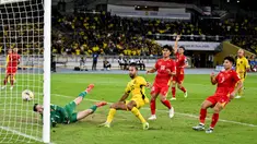 Pemain Malaysia, La'Vere Corbin-Ong mencetak gol ke gawang Vietnam dalam laga Grup F Kualifikasi Piala Asia 2027 di Stadion Nasional Bukit Jalil, Kuala Lumpur, Malaysia, Selasa (10/06/2025). (AFP/Mohd Rasfan)