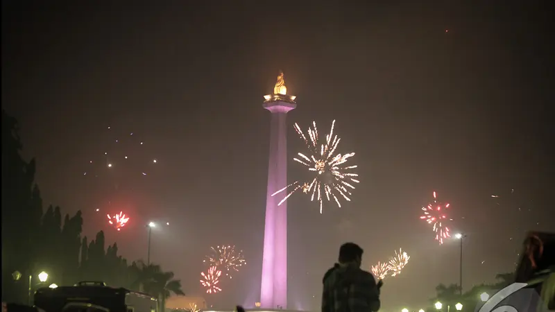 Kembang Api Hiasi Langit Jakarta di Malam Pergantian Tahun