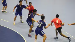 Pemain bola tangan putra Indonesia, Oni Arianus Sir (6) menggiring bola saat dihadang pemain Chinese Taipei, Hungsheng Lai (13) dalam babak utama grup 3, Asian Games 2018 di GOR Popki, Cibubur, Jumat (24/8). (ANTARA FOTO/INASGOC/Fulli Syafi/mes/18)