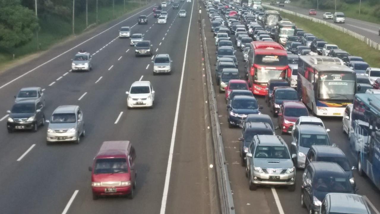 Puncak arus balik di Tol Cikampek. (Liputan6.com/Abramena)