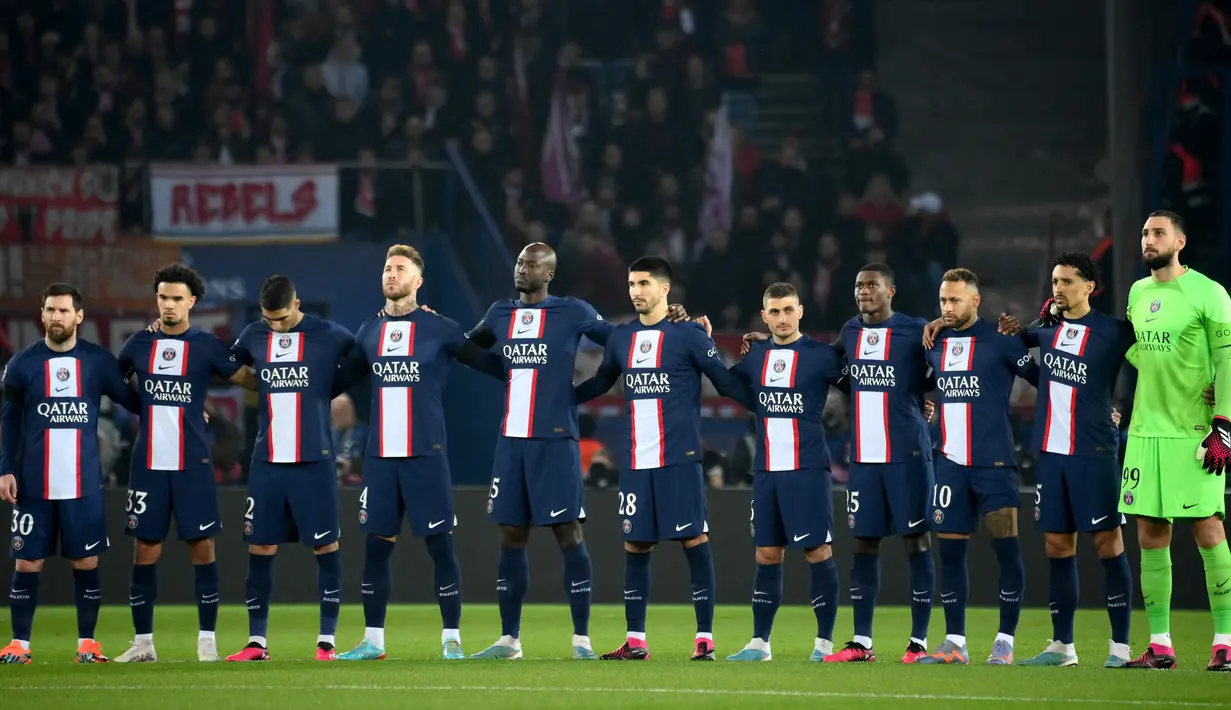 <p>Para pemain PSG mengheningkan cipta untuk memperingati para korban gempa bumi yang melanda Turki dan Suriah, sebelum pertandingan leg pertama babak 16 besar Liga Champions di stadion Parc des Princes di Paris pada 15 Februari 2023. (AFP/Franck Fife)</p>