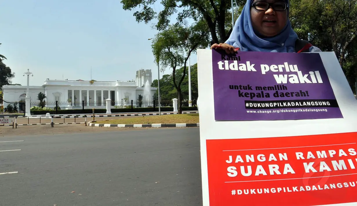 Puluhan aktivis Koalisi Kawal RUU Pilkada membentangkan sebuah poster berukuran 5x3 bertuliskan surat terbuka untuk Presiden SBY, Jakarta, (16/8/14). (Liputan6.com/Miftahul Hayat)