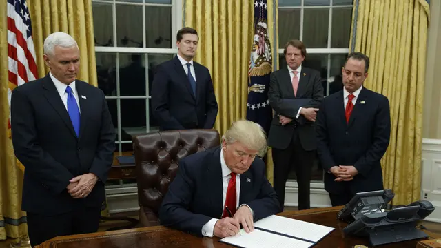 Presiden Donald Trump menandatangani perintah eksekutif pertamanya soal Obamacare