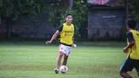 Bek muda Bali United, I Komang Tri Artha Wiguna. (Bola.com/Maheswara Putra)