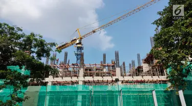 Suasana pembangunan rumah susun terintegrasi dengan sarana transportasi atau 'Transit Oriented Development' (TOD) di samping Stasiun Kereta Api (KA) Tanjung Barat, Jakarta Selatan, Kamis (11/7.2019). (Liputan 6.com/Immanuel Antonius)