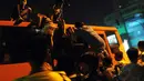 Polisi meminta remaja yang duduk di atap kendaraan saat sedang ikut takbir keliling (Liputan6.com/Faisal R Syam)