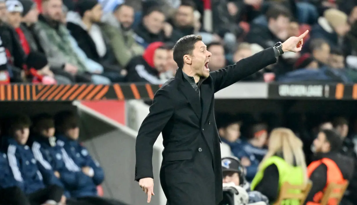 Pelatih Bayer Leverkusen, Xabi Alonso, memberikan arahan kepada anak asuhnya saat melawan Molde FK dalam laga matchday 6 Grup H Liga Europa 2023/2024 yang digelar di BayArena, Jumat (15/12/2023). Alonso mampu mengeluarkan bakat terbaik para pemain mudanya, khususnya para pemain muda. (AFP/Ulrich Hufnagel)
