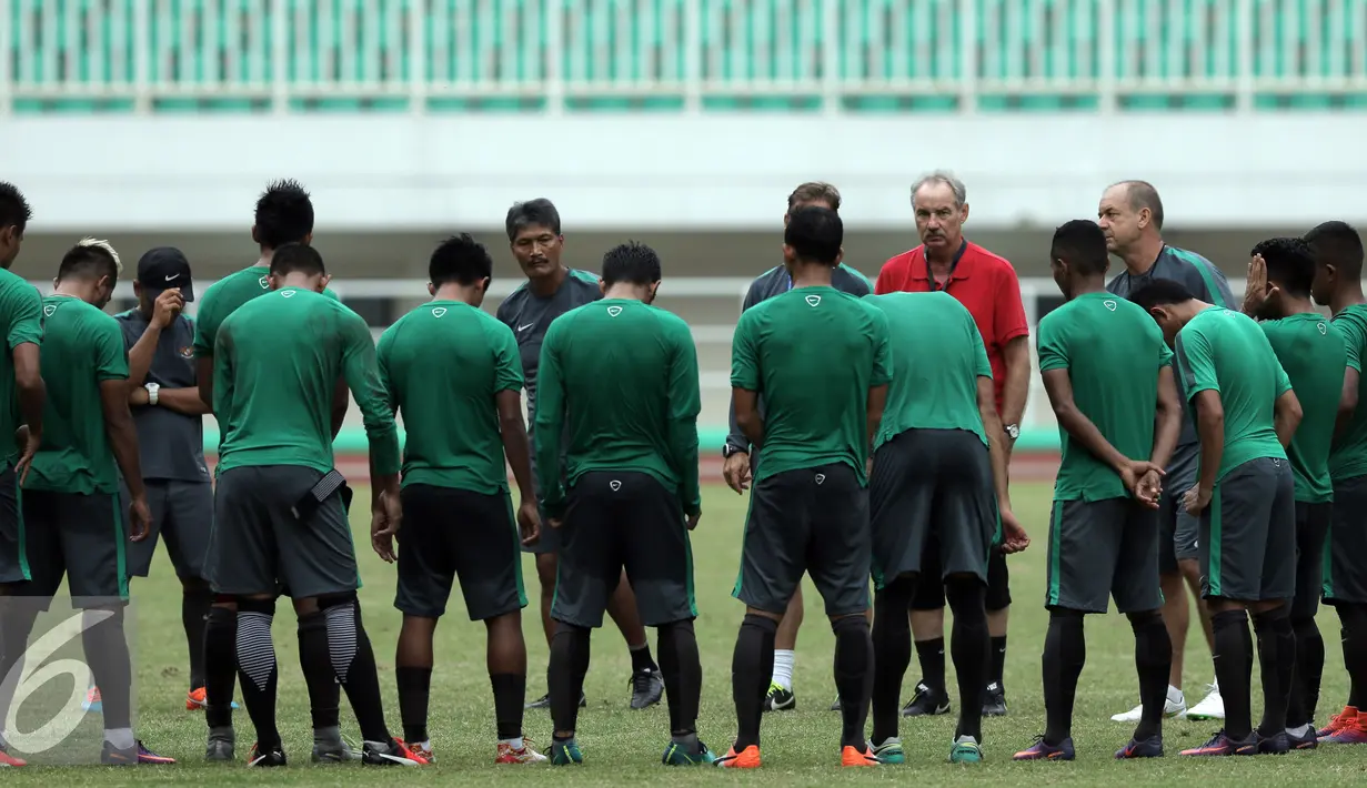 Pelatih Timnas Indonesia, Alfred Riedl (kaos merah) memberi arahan pada pemainnya saat latihan jelang leg 1 Semifinal Piala AFF 2016 di Stadion Pakansari, Bogor, Rabu (30/11). Laga pertama Semifinal digelar, 3 Desember. (Liputan6.com/Helmi Fithriansyah)