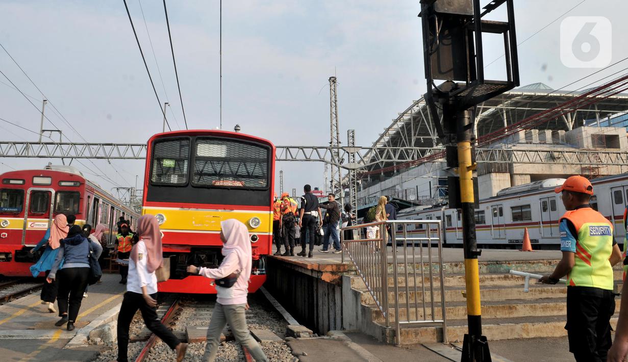 Aktivitas calon penumpang di Stasiun Manggarai, Jakarta, Rabu (9/10/2019). Kasubag Humas Direktorat Jenderal Perkeretaapian Kemenhub Supandi mengatakan pelayanan KA jarak jauh rencananya akan dipindahkan dari Stasiun Gambir ke Stasiun Manggarai. (merdeka.com/Iqbal S. Nugroho)