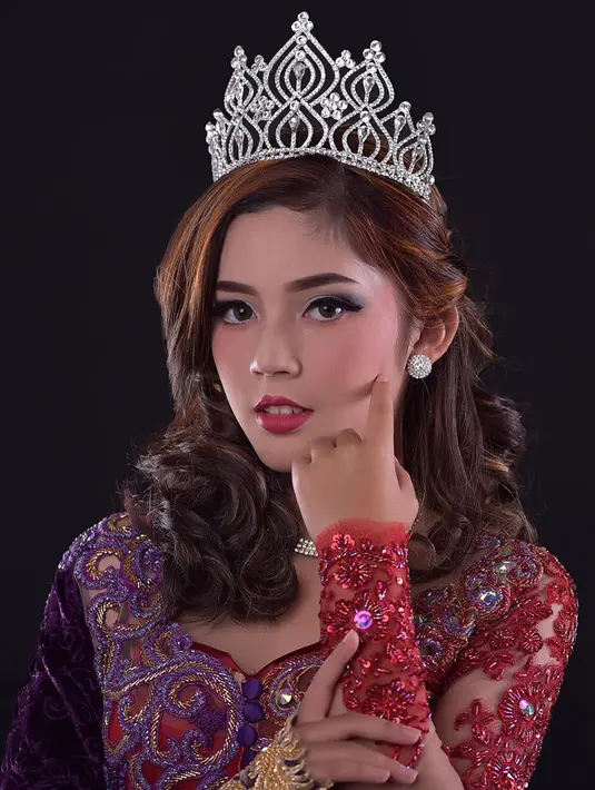 Tampil dengan rambut sebahu, gaya riasan wajahnya yang bold membuatnya bak ratu. Ditambah lagi dengan aksesoris mahkota di kepalanya. (Liputan6.com/IG/@faynabilalxndr)