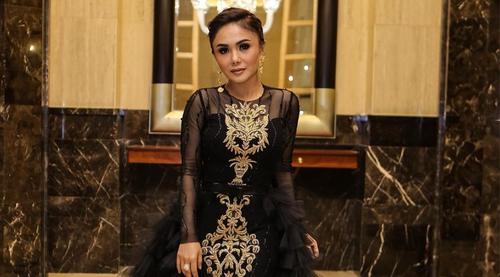 FOTO: Gaya Yuni Shara saat Pakai Dress Hitam, Tampil Elegan