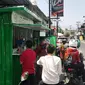 Outlet es teh yang selalu ramai pembeli, terlebih dalam kondisi panas ekstrim seperti belakangan ini. Foto: liputan6.com/Felek Wahyu&nbsp;