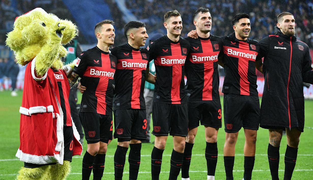 Bayer Leverkusen yang sementara menempati peringkat pertama Bundesliga 2023/2024 hingga pekan ke-19 baru kebobolan 14 gol dengan memasukkan 50 gol. Hebatnya lagi, klub asuhan Xabi Alonso menjadi satu-satunya klub di Bundesliga yang belum tersentuh kekalahan musim ini, dari 19 laga mereka mampu mengoleksi 15 kemenangan dan 4 kali hasil imbang. (AFP/Uwe Kraft)
