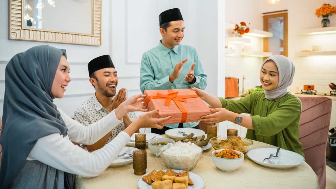 keluarga berkumpul lebaran memberi hampers