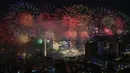 Kembang api meledak di atas Sungai Chao Phraya saat perayaan Tahun Baru di Bangkok, Thailand, Senin (1/1/2024). (AP Photo/Sakchai Lalit)