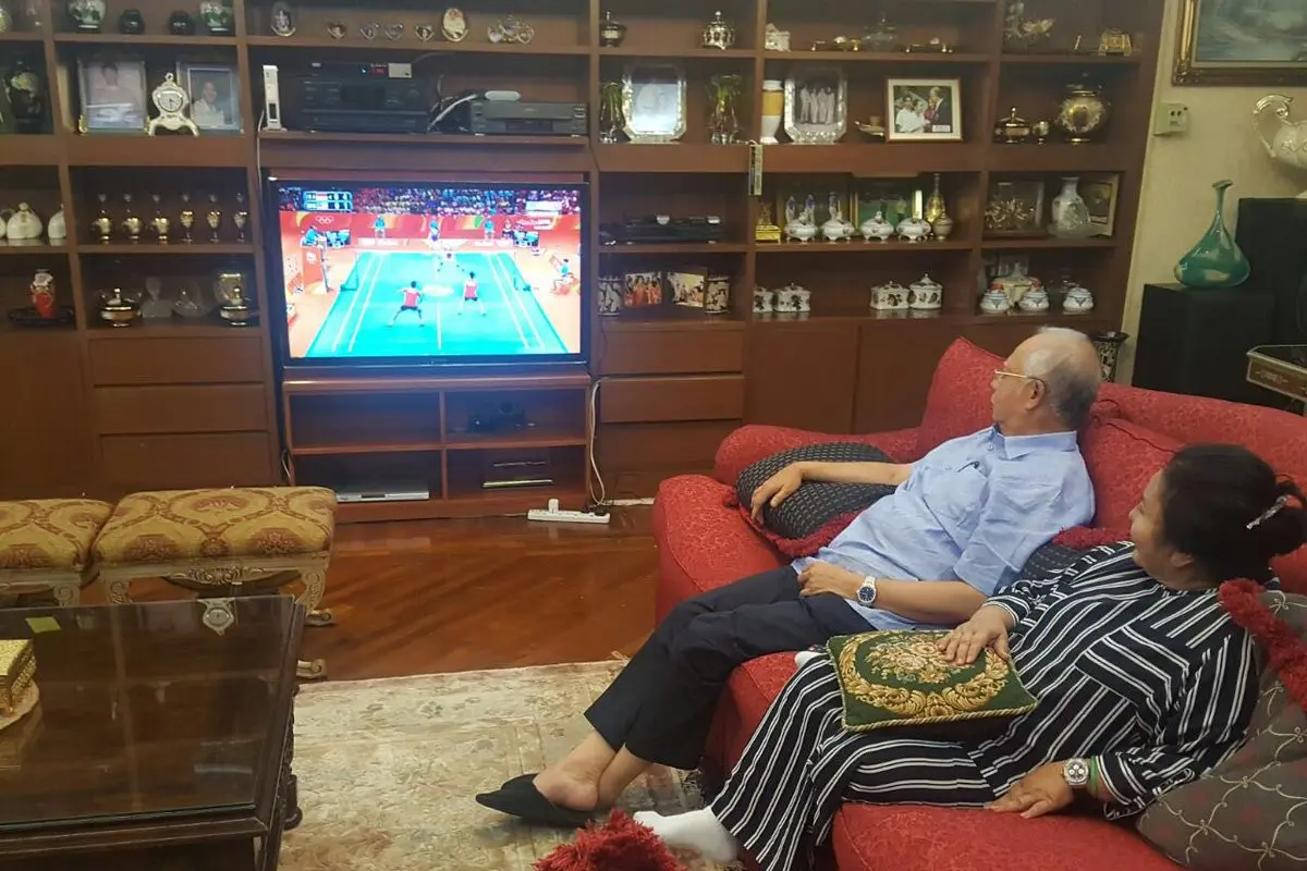 PM Malaysia Najib Razak dan istri menyaksikan babak final pertandingan bulu tangkis ganda campuran