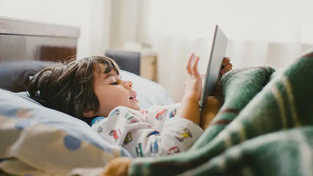 Ilustrasi Anak Bermain Gadget