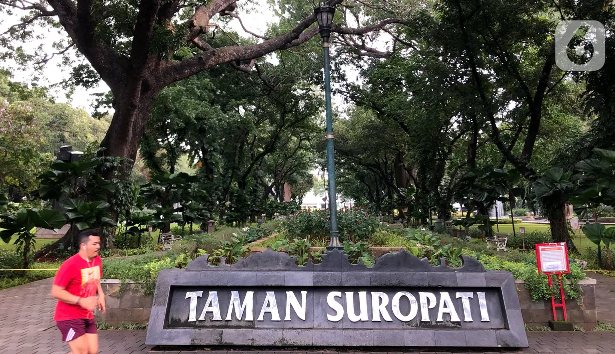 Warga beraktivitas di Taman Suropati, Menteng, Jakarta, Rabu (18/3/2020). Meskipun ditutup untuk umum terkait upaya mencegah penyebaran virus covid 19, namun sebagian masyarakat tetap beraktivitas di sekitar taman tersebut untuk berolahraga atau sekadar berekreasi. (Liputan6.com/Immanuel Antonius)