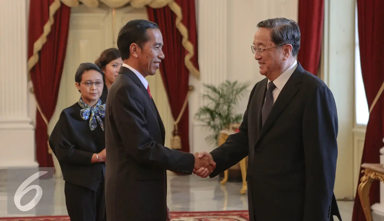 Presiden Joko Widodo berjabat tangan dengan Ketua Parlemen Tiongkok Yu Zhengsheng di Istana Merdeka, Jakarta, Senin (27/7/2015). Kedatangan Yu Zhengsheng untuk membahas investasi Tiongkok dan kerja sama di bidang kelautan. (Liputan6.com/Faizal Fanani)